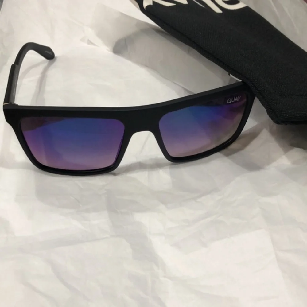 Quay LET IT RUN‎ Matte Black Frame Navy Polarized Lens sunglasses new